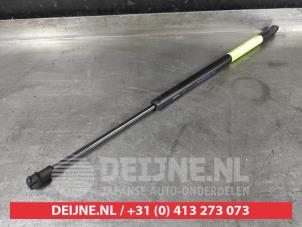 Gebruikte Kofferdekseldemper rechts-achter Mazda CX-3 (DJ/DK) 2.0 SkyActiv-G 120 Prijs € 20,00 Margeregeling aangeboden door V.Deijne Jap.Auto-onderdelen BV