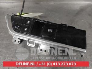 Gebruikte Schakelaar handrem Kia Sportage (NQ5E) 1.6 T-GDi Hybrid 16V AWD Prijs op aanvraag aangeboden door V.Deijne Jap.Auto-onderdelen BV