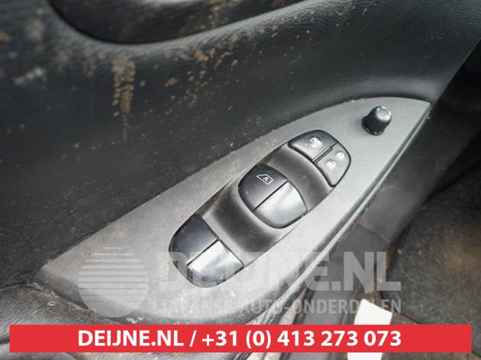 Nissan Pulsar Combischakelaar ramen O662677