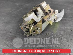Mazda Demio Türschlossmechanik 4-türig links hinten O663595 foto 2