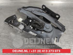 Gebruikte Cabriodak scharnier Mazda MX-5 (ND) 2.0 SkyActiv G-160 16V Prijs € 150,00 Margeregeling aangeboden door V.Deijne Jap.Auto-onderdelen BV