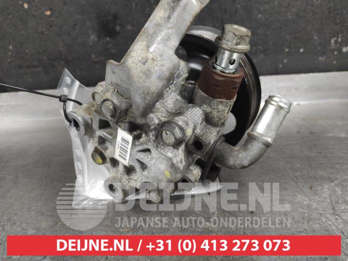 Stuurpomp van een Toyota Avensis Wagon (T25/B1E) 2.0 16V VVT-i D4 2007
