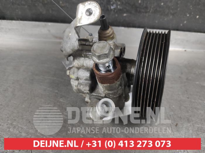 Stuurpomp van een Toyota Avensis Wagon (T25/B1E) 2.0 16V VVT-i D4 2007