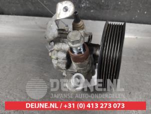 Stuurpomp van een Toyota Avensis Wagon (T25/B1E) 2.0 16V VVT-i D4 2007
