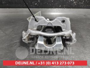 Gebruikte Remklauw (Tang) rechts-achter Toyota Yaris IV (P21/PA1/PH1) 1.5 12V Hybrid 115 Prijs € 150,00 Margeregeling aangeboden door V.Deijne Jap.Auto-onderdelen BV