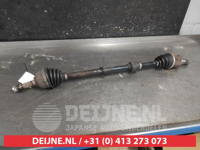 Gebruikte Aandrijfas rechts-voor Nissan Note (E11) 1.6 16V Prijs € 35,00 Margeregeling aangeboden door V.Deijne Jap.Auto-onderdelen BV