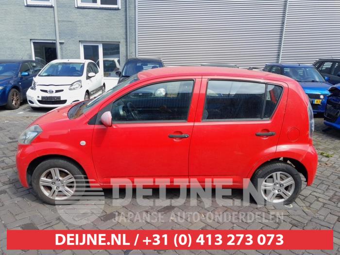 Daihatsu Sirion Rear door window 4-door, left O669278