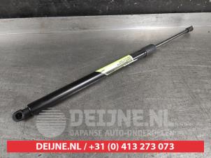 Gebruikte Kofferdekseldemper links-achter Mazda MX-30 e-SkyActiv 145 Prijs € 20,00 Margeregeling aangeboden door V.Deijne Jap.Auto-onderdelen BV