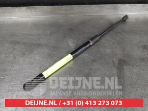 Gebruikte Achterklepdemper rechts-achter Mazda 3 Sport (BP) 2.0 SkyActiv-G 122 Mild Hybrid 16V Prijs € 20,00 Margeregeling aangeboden door V.Deijne Jap.Auto-onderdelen BV