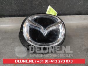 Gebruikte Handgreep Achterklep Mazda 3 Sport (BP) 2.0 SkyActiv-G 122 Mild Hybrid 16V Prijs op aanvraag aangeboden door V.Deijne Jap.Auto-onderdelen BV