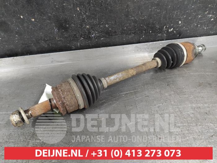 Gebruikte Aandrijfas links-voor Mitsubishi Colt (Z2/Z3) 1.1 12V Prijs € 35,00 Margeregeling aangeboden door V.Deijne Jap.Auto-onderdelen BV