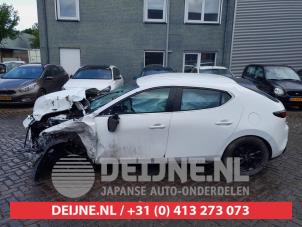 Gebruikte Driehoeks Ruit links-achter Mazda 3 Sport (BP) 2.0 SkyActiv-G 122 Mild Hybrid 16V Prijs € 35,00 Margeregeling aangeboden door V.Deijne Jap.Auto-onderdelen BV
