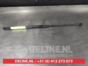 Gebruikte Kofferdekseldemper rechts-achter Toyota Aygo (B40) 1.0 12V VVT-i Prijs op aanvraag aangeboden door V.Deijne Jap.Auto-onderdelen BV