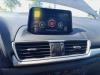 Radio van een Mazda 3 (BM/BN), 2013 / 2019 1.5 SkyActiv-D 105 16V, Hatchback, Diesel, 1.499cc, 77kW (105pk), FWD, S5Y7; S5Y8, 2016-02 / 2019-05, BM64S; BN64S 2018