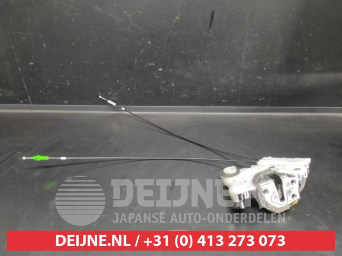 Toyota Verso-S Deurslot Mechaniek 4Deurs links-voor O670917