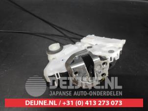 Toyota Verso-S Türschlossmechanik 4-türig links vorne O670917 foto 2