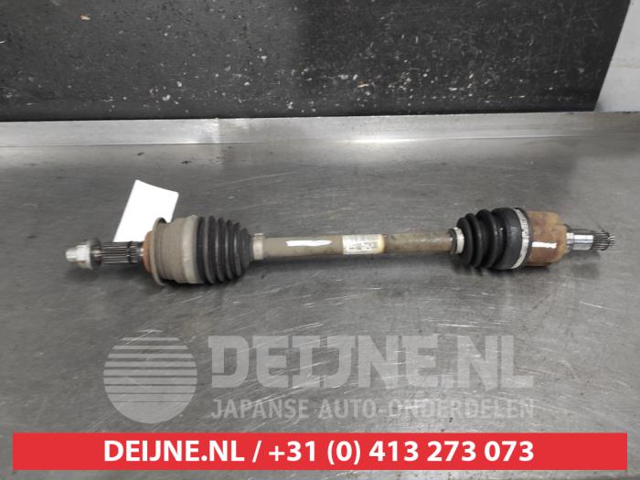 Suzuki Swift Aandrijfas links-voor O671098
