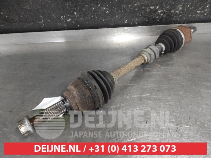 Nissan Juke Aandrijfas links-voor O671193