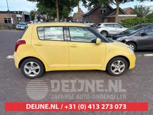 Suzuki Swift Driehoeks Ruit rechts-achter O672982 foto 2