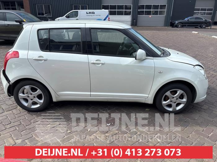Suzuki Swift Driehoeks Ruit rechts-achter O673041