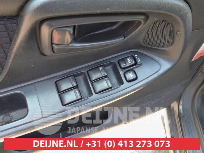 Subaru Impreza Combischakelaar ramen O673244