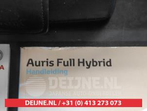 Toyota Auris Instruction Booklet O673319 photo 2