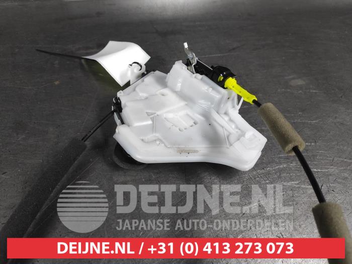 Nissan X-Trail Front door lock mechanism 4-door, right O673553