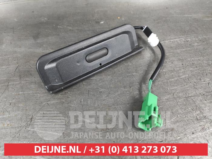 Suzuki Swift Schakelaar achterklep O673684