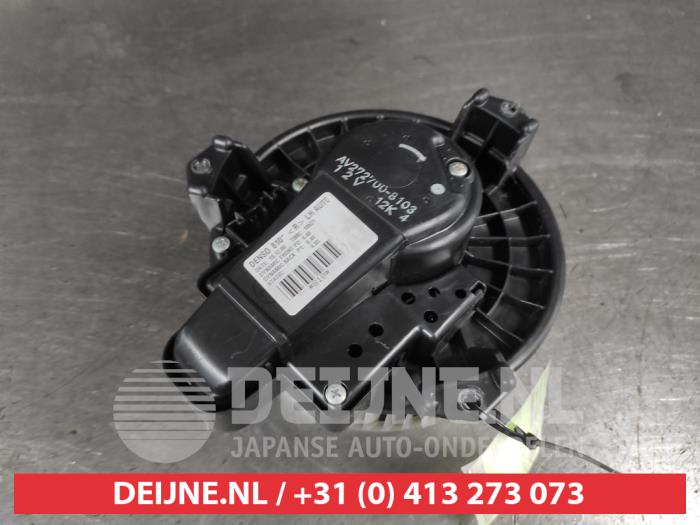 Toyota Avensis Heating and ventilation fan motor O674828