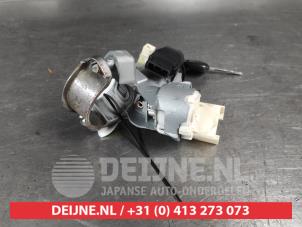 Toyota Yaris Ignition lock + key O674844 photo 2