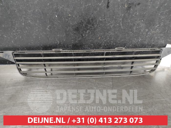 Toyota Avensis Bumper grille O675373