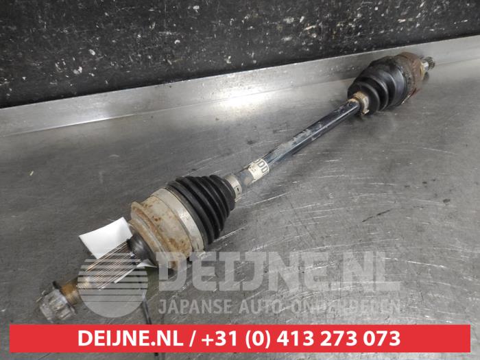 Gebruikte Aandrijfas links-voor Toyota Yaris III (P13) 1.0 12V VVT-i Prijs € 35,00 Margeregeling aangeboden door V.Deijne Jap.Auto-onderdelen BV