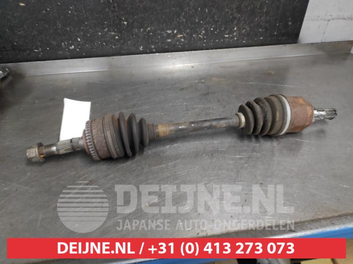 Nissan Almera Tino Aandrijfas links-voor O675855