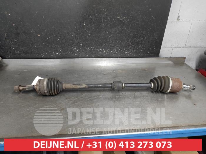 Gebruikte Aandrijfas rechts-voor Nissan Almera Tino (V10M) 1.8 16V Prijs € 50,00 Margeregeling aangeboden door V.Deijne Jap.Auto-onderdelen BV