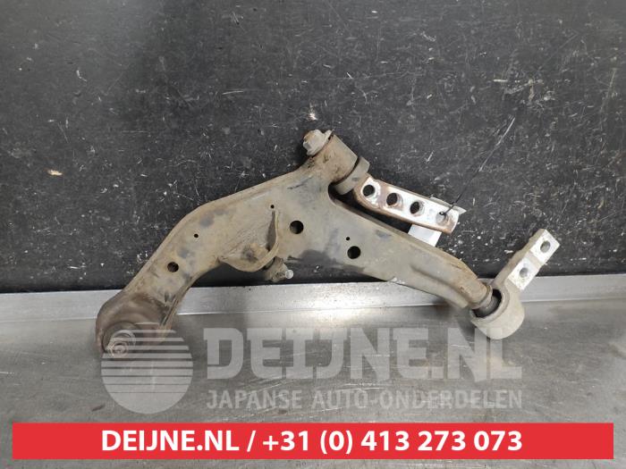 Nissan Almera Tino Draagarm onder links-voor O675861
