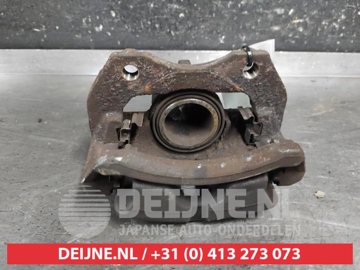 Nissan Almera Tino Remklauw (Tang) links-voor O675866
