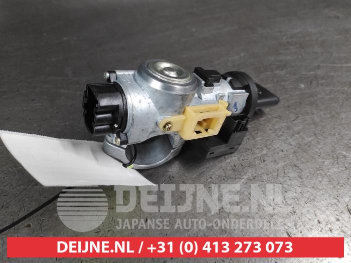 Nissan Almera Tino Kontaktslot+Sleutel O675880
