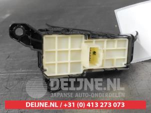 Toyota Yaris Parking brake switch O675985 photo 2