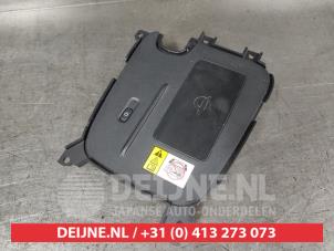 Gebruikte Draadloze oplader Toyota Yaris IV (P21/PA1/PH1) 1.5 12V Hybrid 115 Prijs op aanvraag aangeboden door V.Deijne Jap.Auto-onderdelen BV