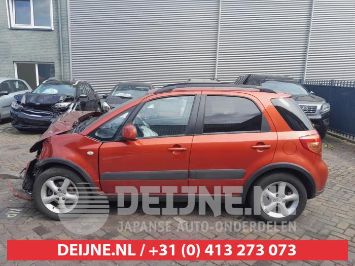 Suzuki SX-4 Türscheibe 4-türig links hinten O677954