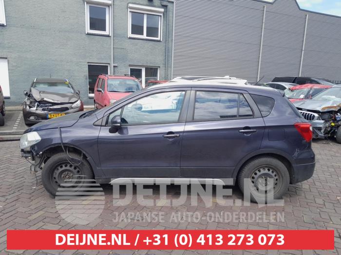 Suzuki SX-4 Portierruit 4Deurs links-achter O678743
