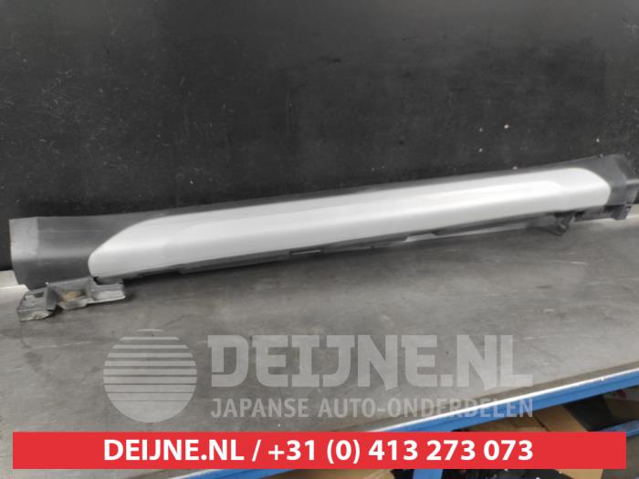Suzuki SX-4 Side skirt, left O678771