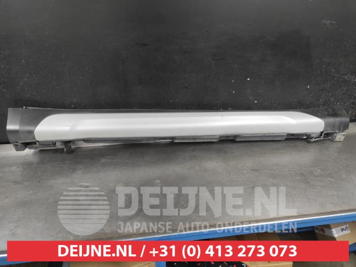 Suzuki SX-4 Side skirt, right O678772