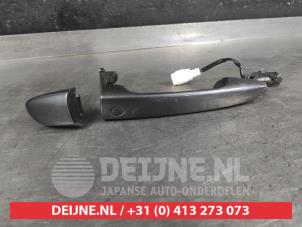 Gebruikte Portiergreep 4Deurs rechts-voor Mazda CX-3 (DJ/DK) 2.0 SkyActiv-G 120 Prijs € 25,00 Margeregeling aangeboden door V.Deijne Jap.Auto-onderdelen BV