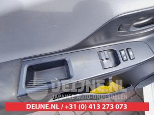 Toyota Yaris Multi-functional window switch O679464 photo 2
