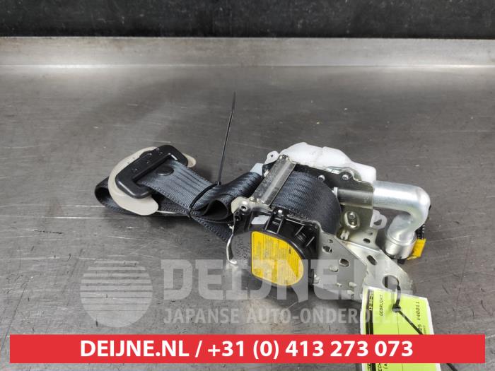 Toyota Prius Plus Front seatbelt, right O680502