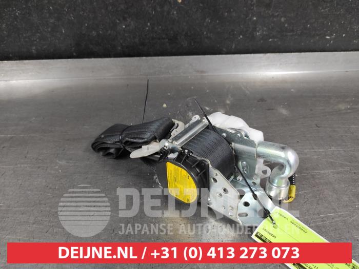 Toyota Prius Plus Front seatbelt, right O680611