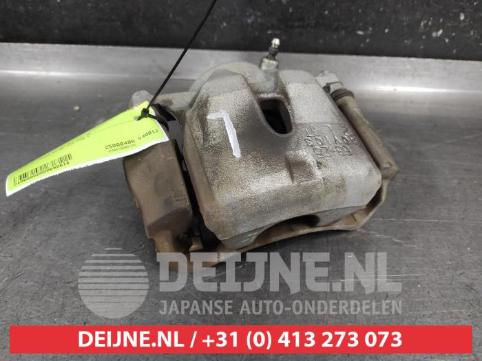 Toyota Prius Plus Remklauw (Tang) links-voor O680614