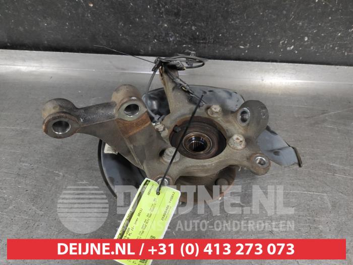 Toyota Prius Plus Fusee rechts-voor O680621