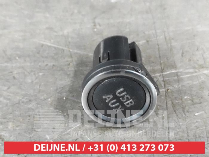 Suzuki Ignis AUX/USB aansluiting O680951